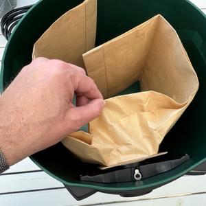 Eine Hand zieht am befestigten Staubsaugerbeutel des Bosch AdvancedVac 20