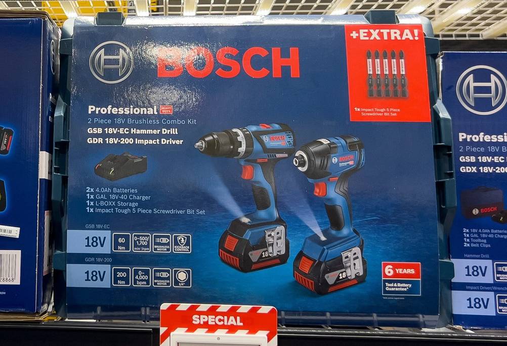 Bosch-Akku-Bohrhammer im Test: Eine Verpackung auf der ein Bohrhammer und ein Schrauber von Bosch zu sehen sind.