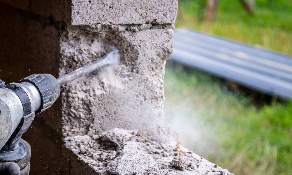 Bosch-Akku-Bohrhammer im Test: Meißelarbeiten an einem Fensterdurchbruch.