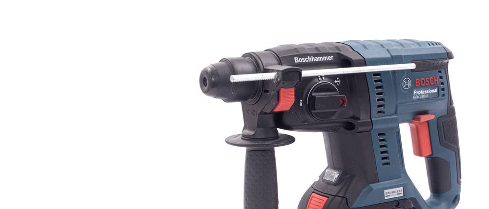 Bosch-Akku-Bohrhammer im Test: Freigestelltes Gerät mit Zweitgriff auf weißem Grund.