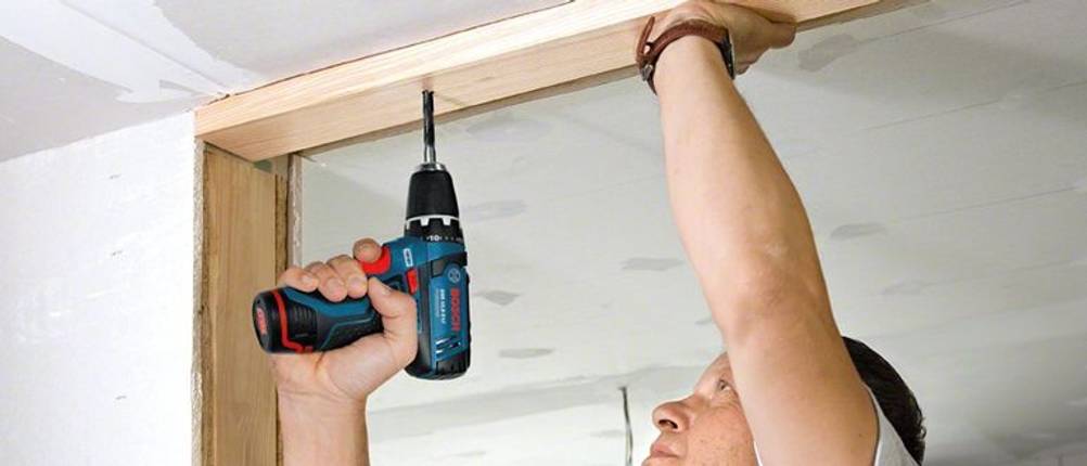 Bosch Akkuschrauber 12V Bohrung in Holz.
