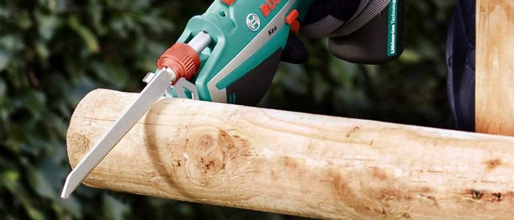Bosch Keo Akku-Astsäge beim Sägen von rundem Holz
