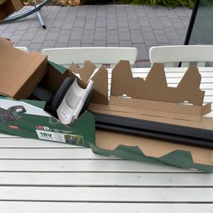 Der geöffnete Karton der Bosch-Akku-Heckenschere ‎0600849K01