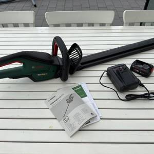 Der Lieferumfang der Bosch-Akku-Heckenschere ‎0600849K01 in Nahaufnahme