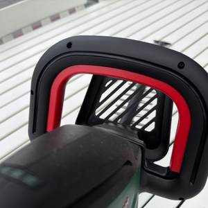 Der vordere Griff der Bosch-Akku-Heckenschere ‎0600849K01