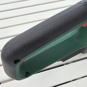 Der gummierte Griff der Bosch-Akku-Heckenschere ‎0600849K01 in Nahaufnahme