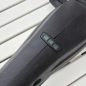 Eine Akkuanzeige auf der Oberseite der Bosch-Akku-Heckenschere ‎0600849K01