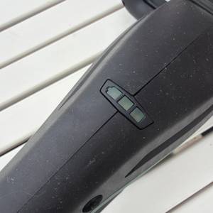 Eine Akkuanzeige auf der Oberseite der Bosch-Akku-Heckenschere ‎0600849K01