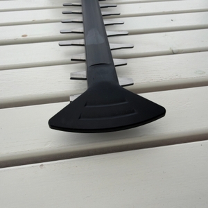 Ein Schutz an der Spitze der Bosch-Akku-Heckenschere ‎0600849K01