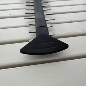 Ein Schutz an der Spitze der Bosch-Akku-Heckenschere ‎0600849K01