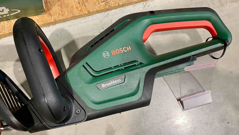Bosch-Akku-Heckenschere getestet: Nahaufnahme des Griffes mit Motor.