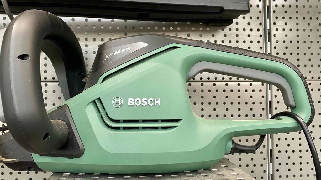 Eine getestete Bosch-Akku-Heckenschere in der Farbe Grün. 
