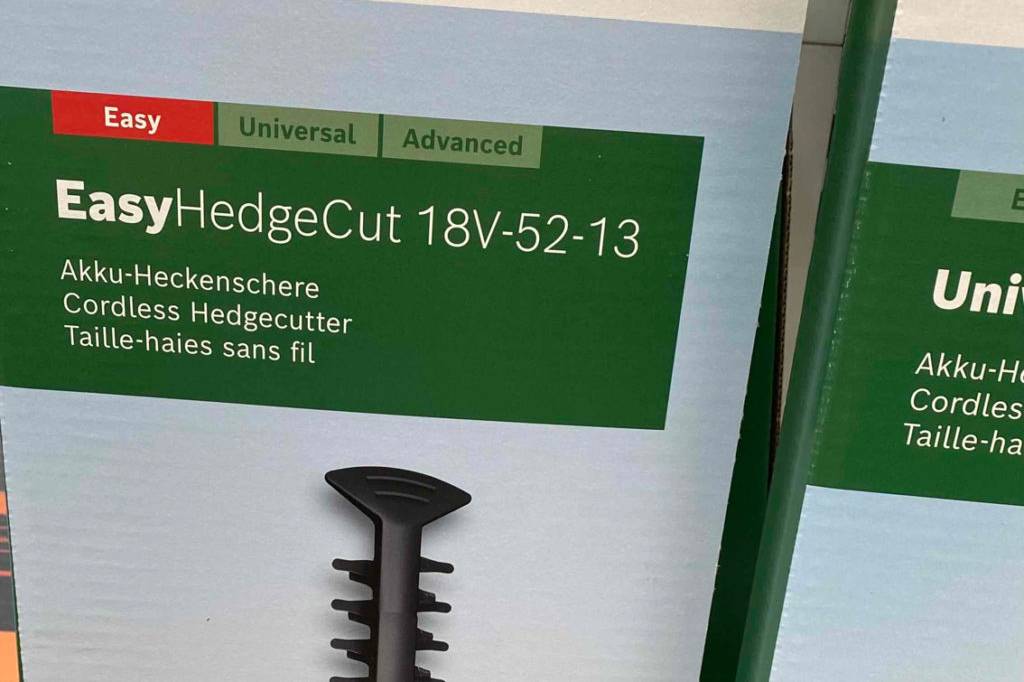 Zwei getestete Bosch-Akku-Heckenschere verpackt. 