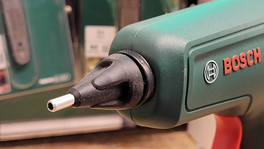 Heißklebepistole-Test: Nahaufnahme der Klebedüse.