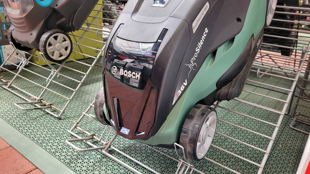 Bosch-Akku-Rasenmäher-Test: Der Motor von schräg seitlich mit Logo und Infromationen.