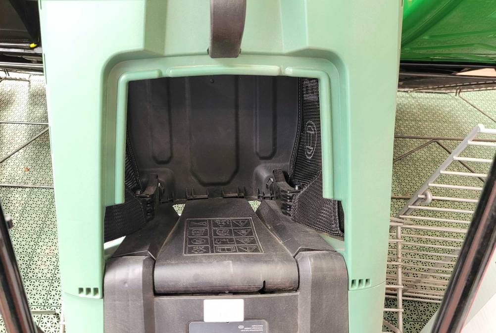 Nahaufnahme des Innenraums des Grasbehälters eines Bosch-Akku-Rasenmäher im Test.