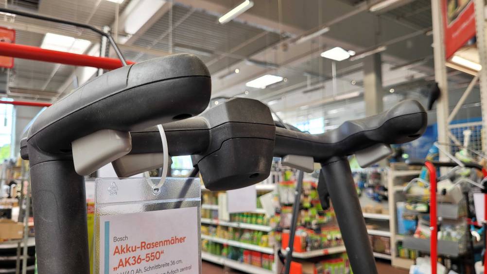 Nahaufnahme des Griffes des getesteten Bosch-Akku-Rasenmähers mit Label und Artikelbezeichnung.