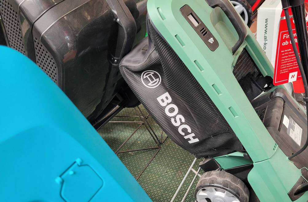 Bosch-Akku-Rasenmäher getestet: Nahaufnahme der Seite des Grasauffangbehälters mit Logo.