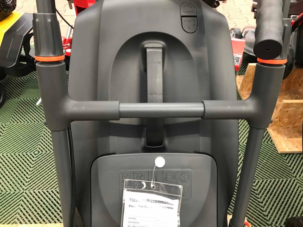 Bosch-Akku-Rasenmäher-Test: Nahaufnahme der Vorderseite mit Handgriff für Auffangkorb.