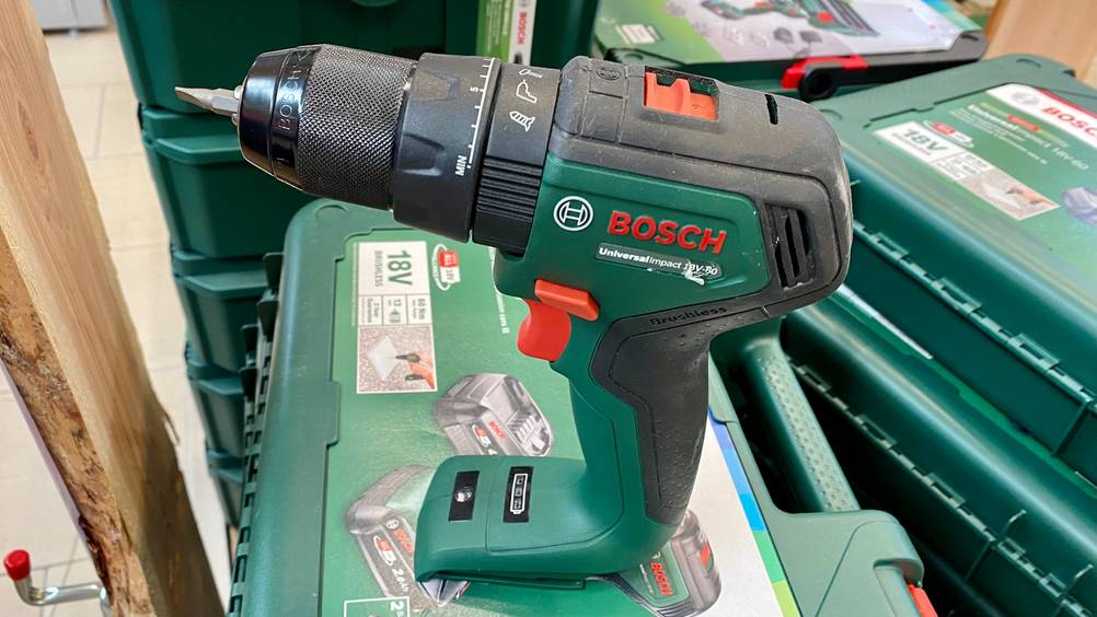 Bosch-Akku-Schlagbohrschrauber getestet: Ein Gerät von der Seite mit Fokus auf die Bedienelemente.