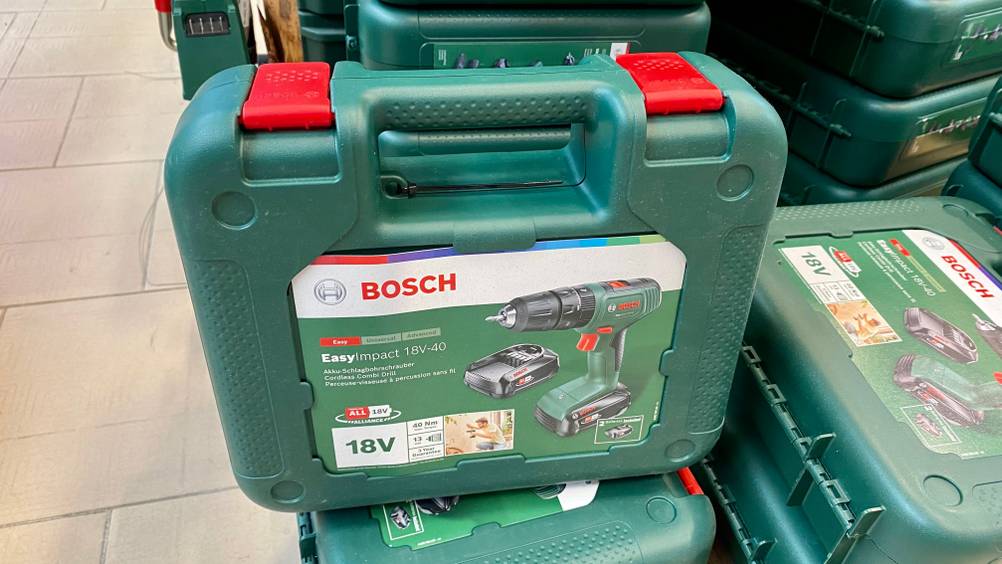 Transportkoffer von einem getesteten Akku-Schlagbohrschrauber der Marke Bosch.