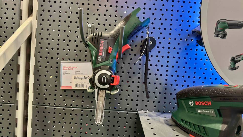 Getestet: Die Bosch-Akku-Stichsäge hänt in einer Halterung an der Wand.