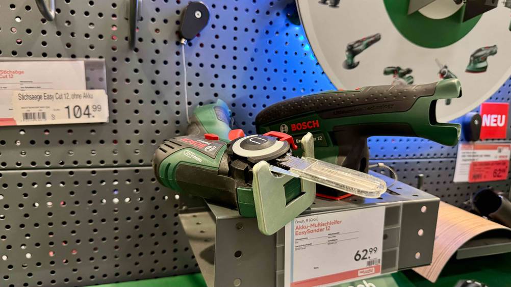Auf einem Regal liegt die Bosch-Akku-Stichsäge im Test.