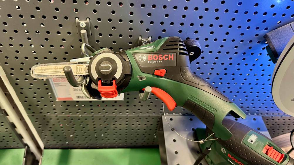 An einer Wand befindet sich die getestete Bosch-Akku-Stichsäge ohne Akku.