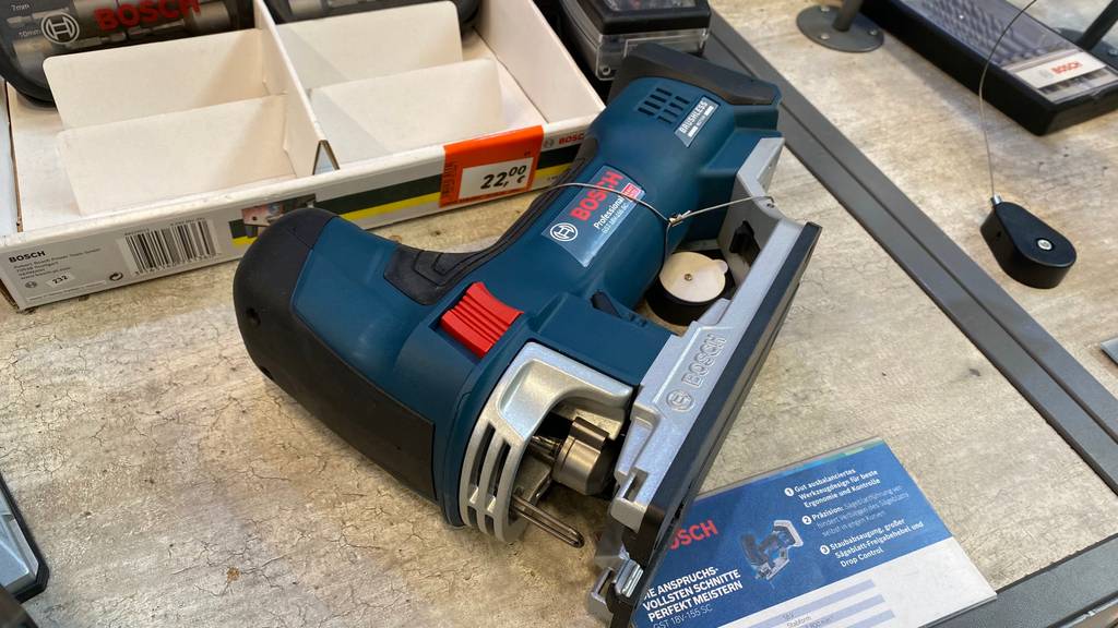 Akku-Stichsäge im Test: Bosch-Gerät liegt schräg auf der Seite.