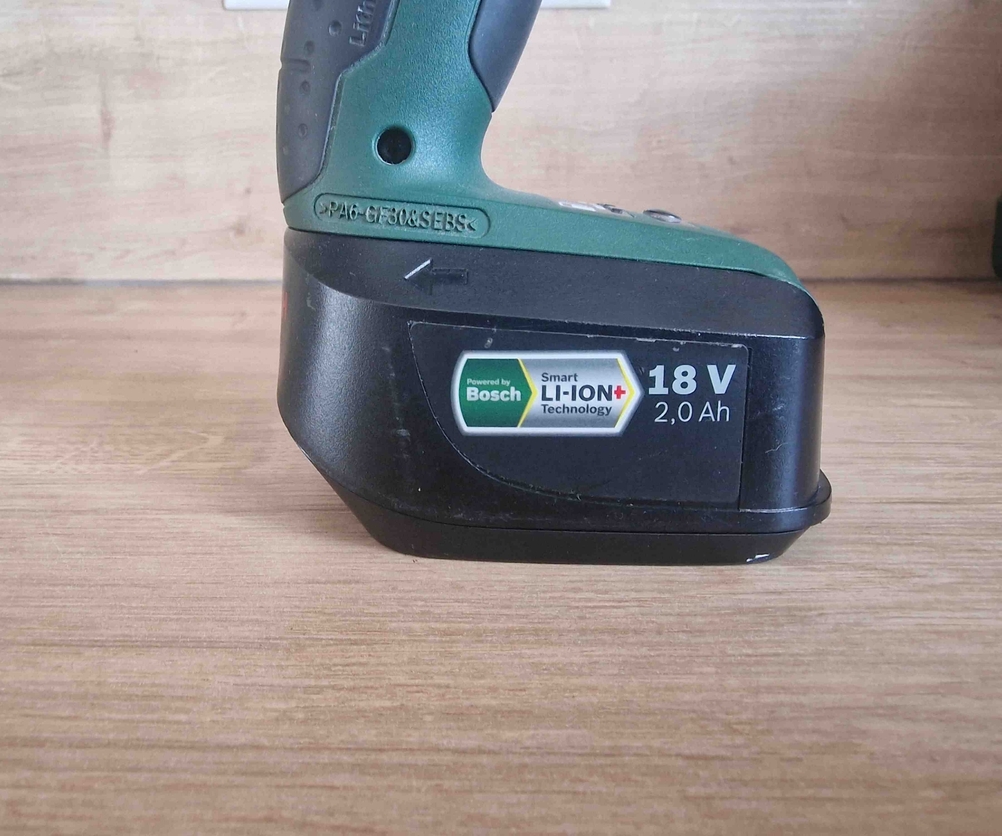 Nahaufnahme von einem getesteten Akkuschrauber der Marke Bosch mit Fokus auf den Akku mit Smart LI-ION+ Technology.