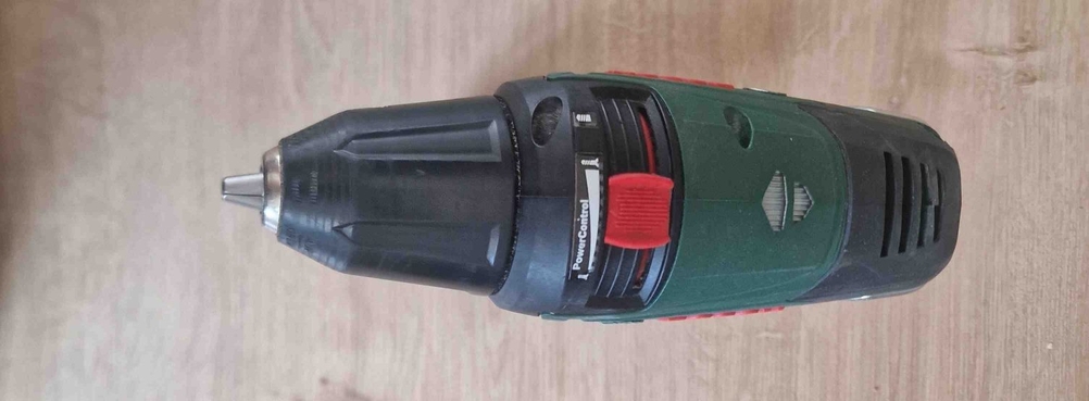 Bosch-Akkuschrauber im Test steht mit von oben betrachtet auf einem Holzuntergrund.