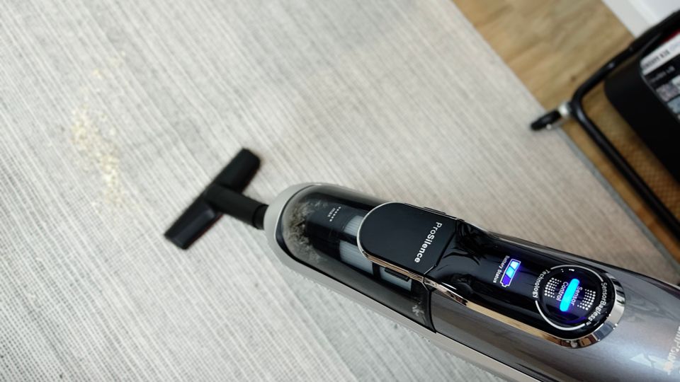 Der Bosch Athlet Ultimate ProSilence BBH7PET im Einsatz auf einem Teppichboden.