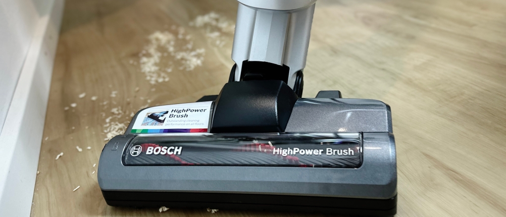 Nahaufnahme der rotierenden Bürste des Bosch Athlet Ultimate ProSilence BBH7PET beim Staubsaugen.