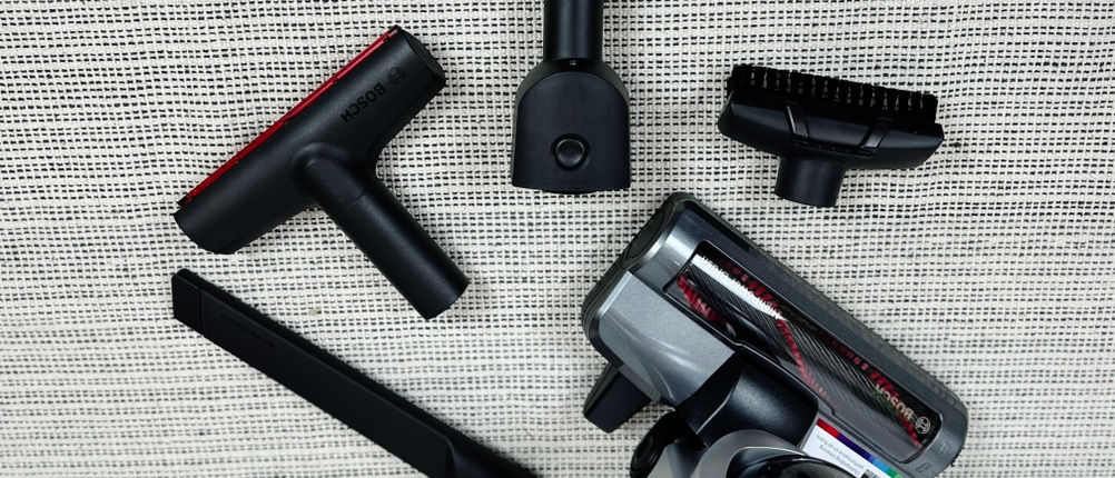 Verschiedene Düsen und Aufsätze für den Bosch Athlet Ultimate ProSilence BBH7PET, darunter eine Polsterbürste und eine Fugendüse.