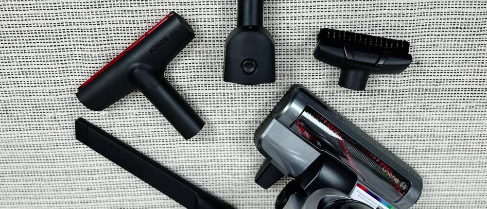 Verschiedene Düsen und Aufsätze für den Bosch Athlet Ultimate ProSilence BBH7PET, darunter eine Polsterbürste und eine Fugendüse.