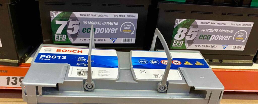 Autobatterie-95ah-Test: ein Modell der Marke Bosch, im Fokus zwei Griffe.