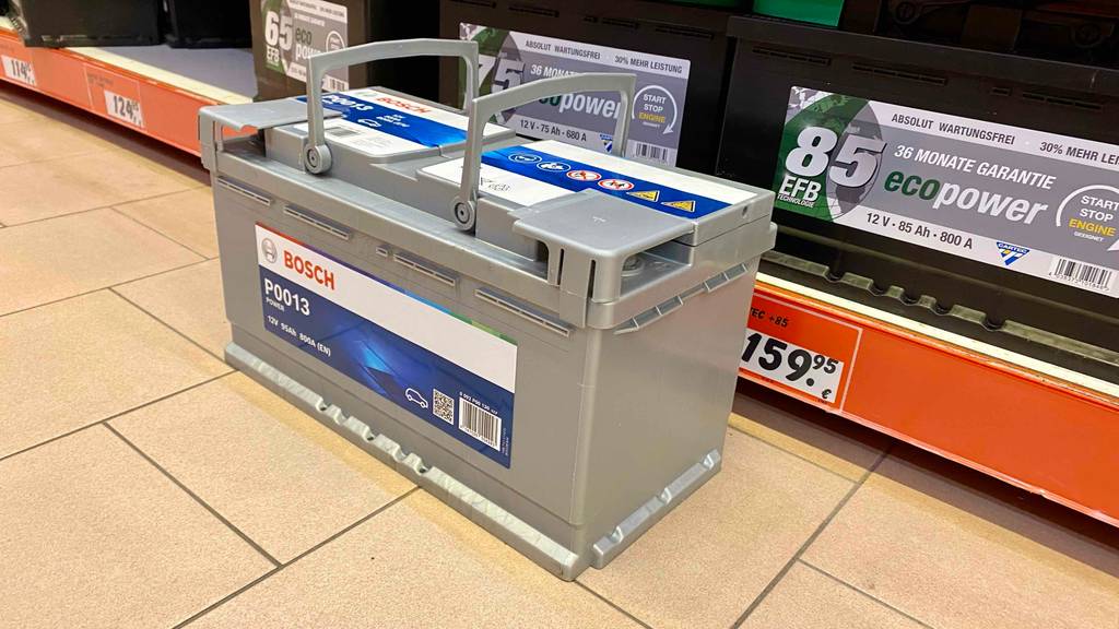 Im Test: Eine Autobatterie-95ah von Bosch inklusive zweier Pole und zweier Griffe.