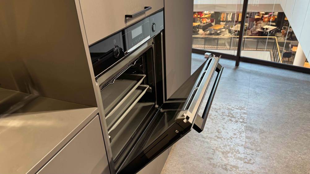 Getestet: Der Bosch-Backofen mit leicht geöffneter Türe von der Seite.
