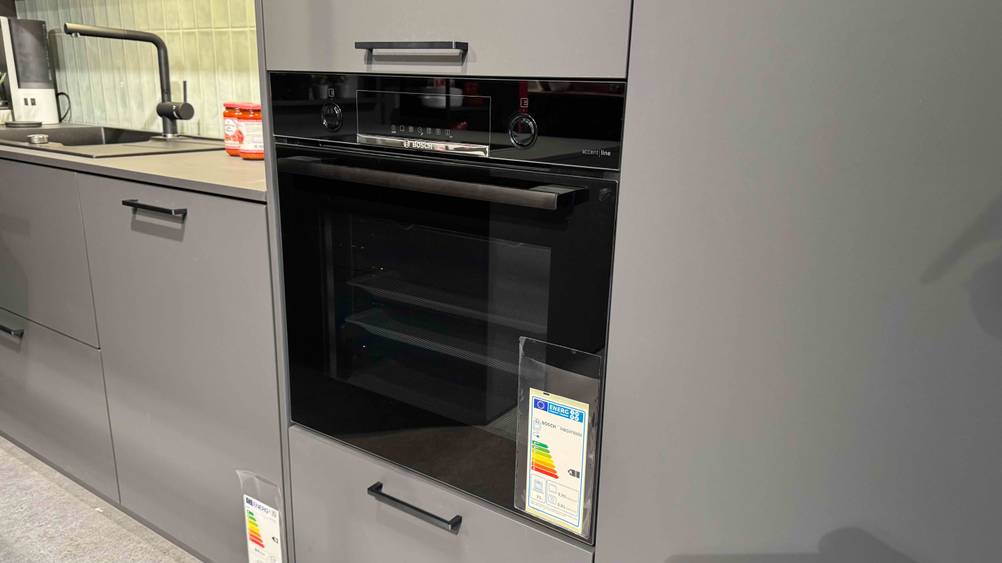 Der getestete Bosch-Backofen in einer grauen Küche eingebaut.