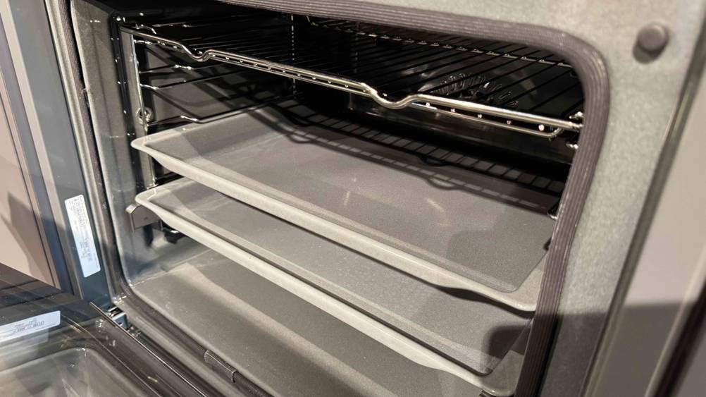 Bosch-Backofen getestet: Nahaufnahme des Innenraums mit Blechen und Rost.