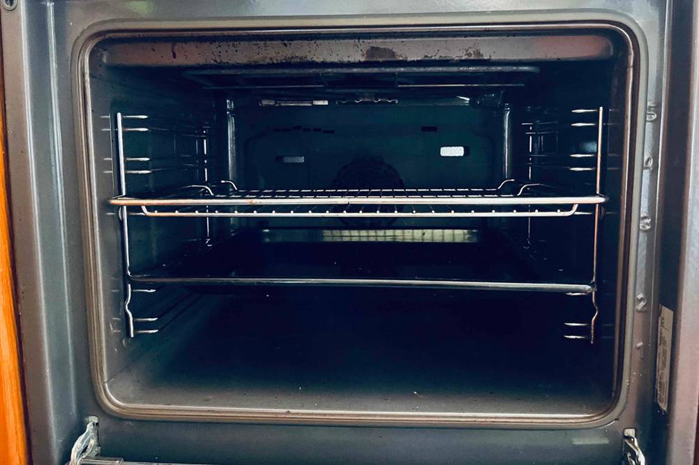 Backofen im Test: Detailansicht der Backofeninnenraums mit Grillrost.