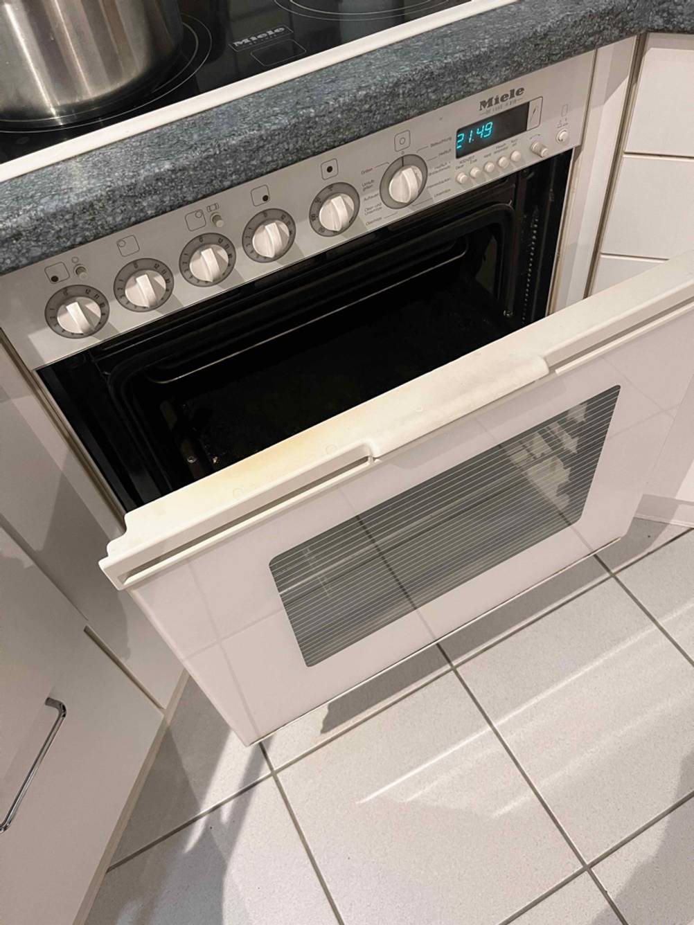 Im Test: Blick von oben auf einen halb geöffneten Backofen.