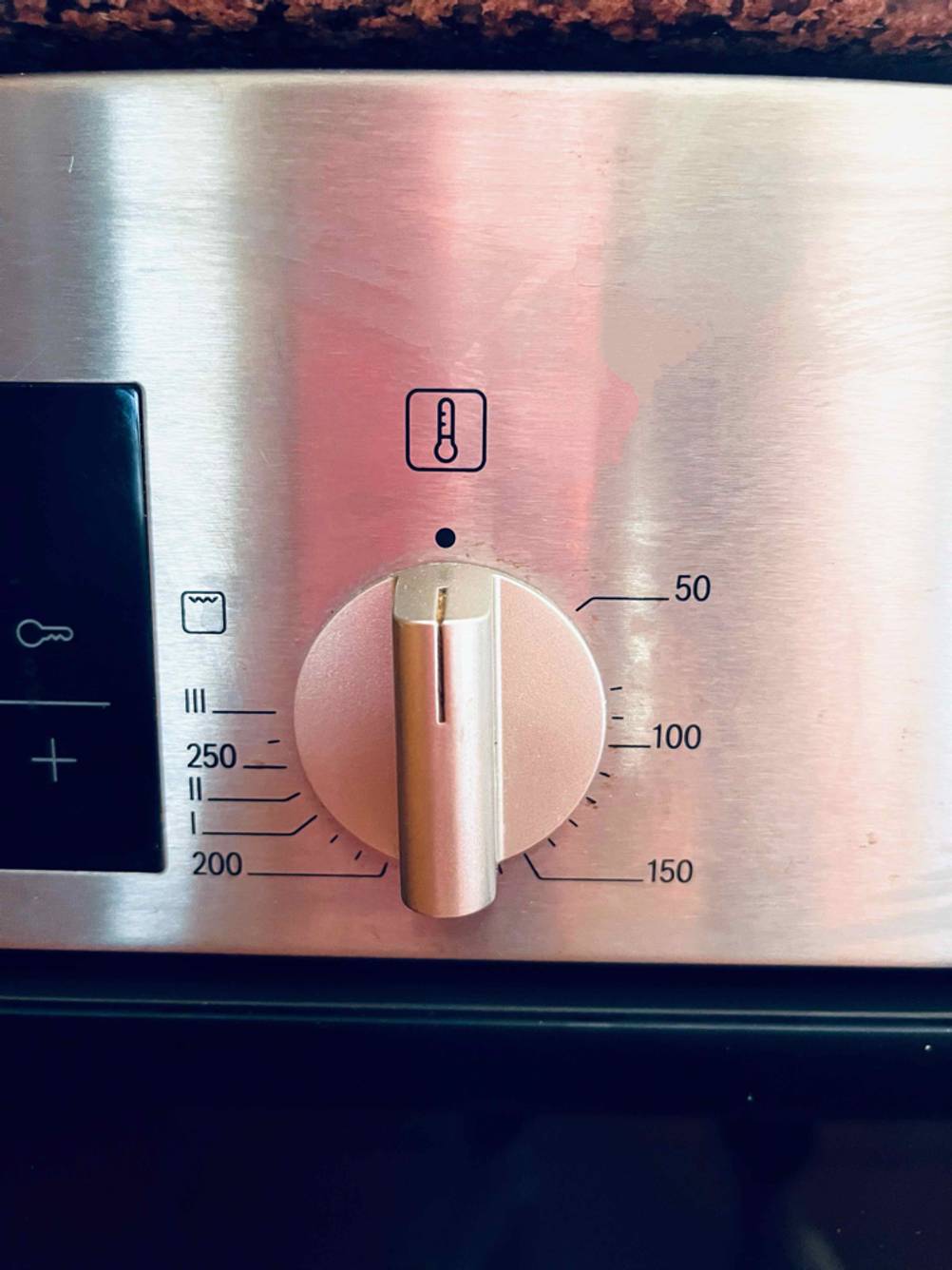 Backofen im Test: Nahansicht des Einstelldrehknopfes für die Temperatur.