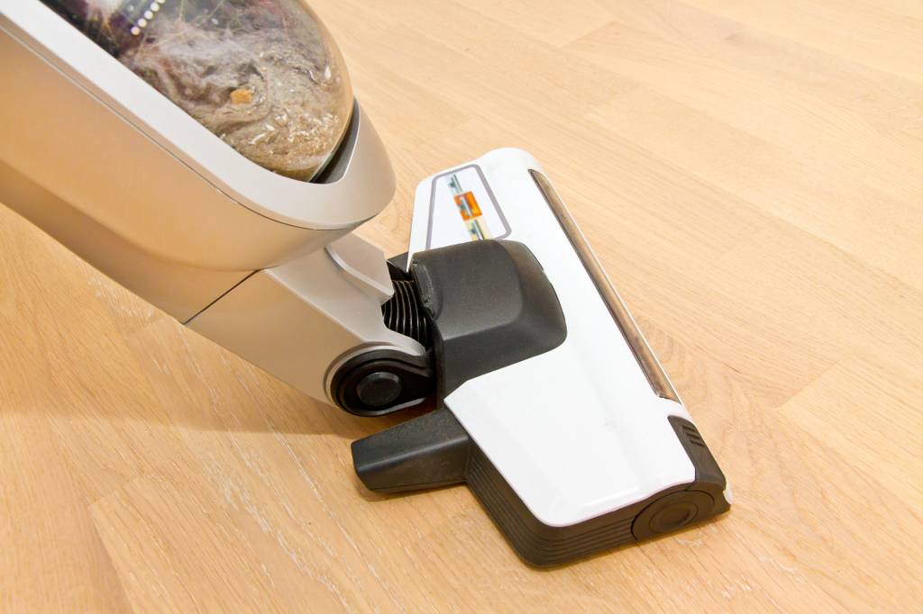Beutelloser Staubsauger Bosch Test: Aufnahme des Saugkopfes eines schwarz-weissen beutellosen Saugroboters. 