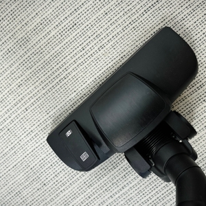 Auf dem Bild ist die Bodendüse des Bosch BGL8XALL Staubsaugers auf einem Teppichboden zu sehen. Die Düse liegt flach auf und wirkt robust.