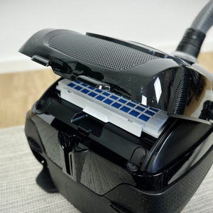 Das Bild zeigt den geöffneten Filterbereich des Bosch BGL8XALL Staubsaugers von oben. Ein HEPA-Filtereinsatz ist gut sichtbar.