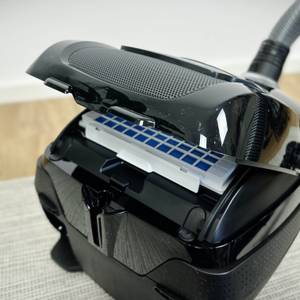 Das Bild zeigt den geöffneten Filterbereich des Bosch BGL8XALL Staubsaugers von oben. Ein HEPA-Filtereinsatz ist gut sichtbar.