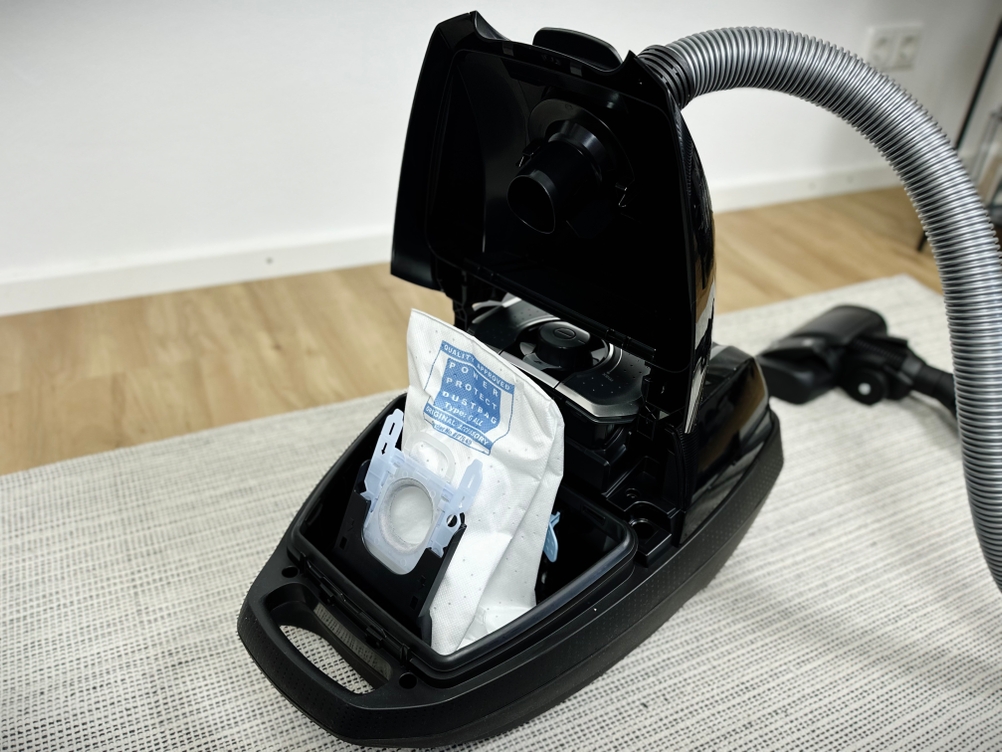 Das Bild zeigt das geöffnete Staubfach des Bosch BGL8XALL. Ein eingesetzter Staubbeutel mit Halterung ist zu erkennen.