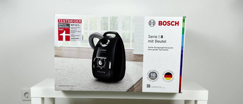 Zu sehen ist die Produktverpackung des Bosch BGL8XALL Staubsaugers. Die Box zeigt Produktbild, Testergebnis und Herstellerinformationen.