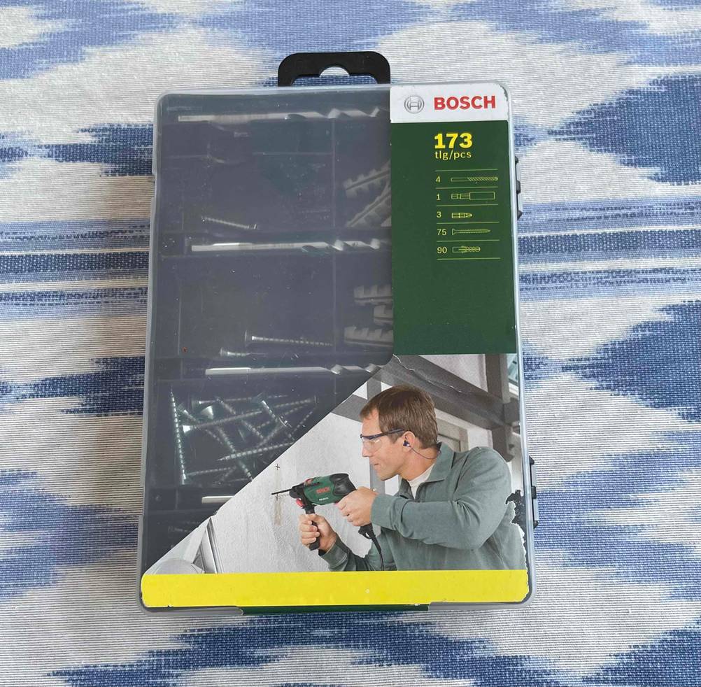 Geschlossene Verpackung mit Dübeln und einem getesteten Bosch-Bohrer-Set.